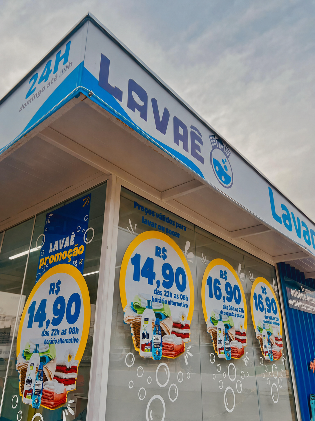 Fachada real da Lavaê Canoas com a comunicação de preços